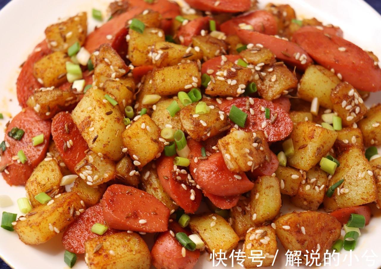 土豆和火腿搭配，加入一把孜然，随手一炒就是一道下饭菜