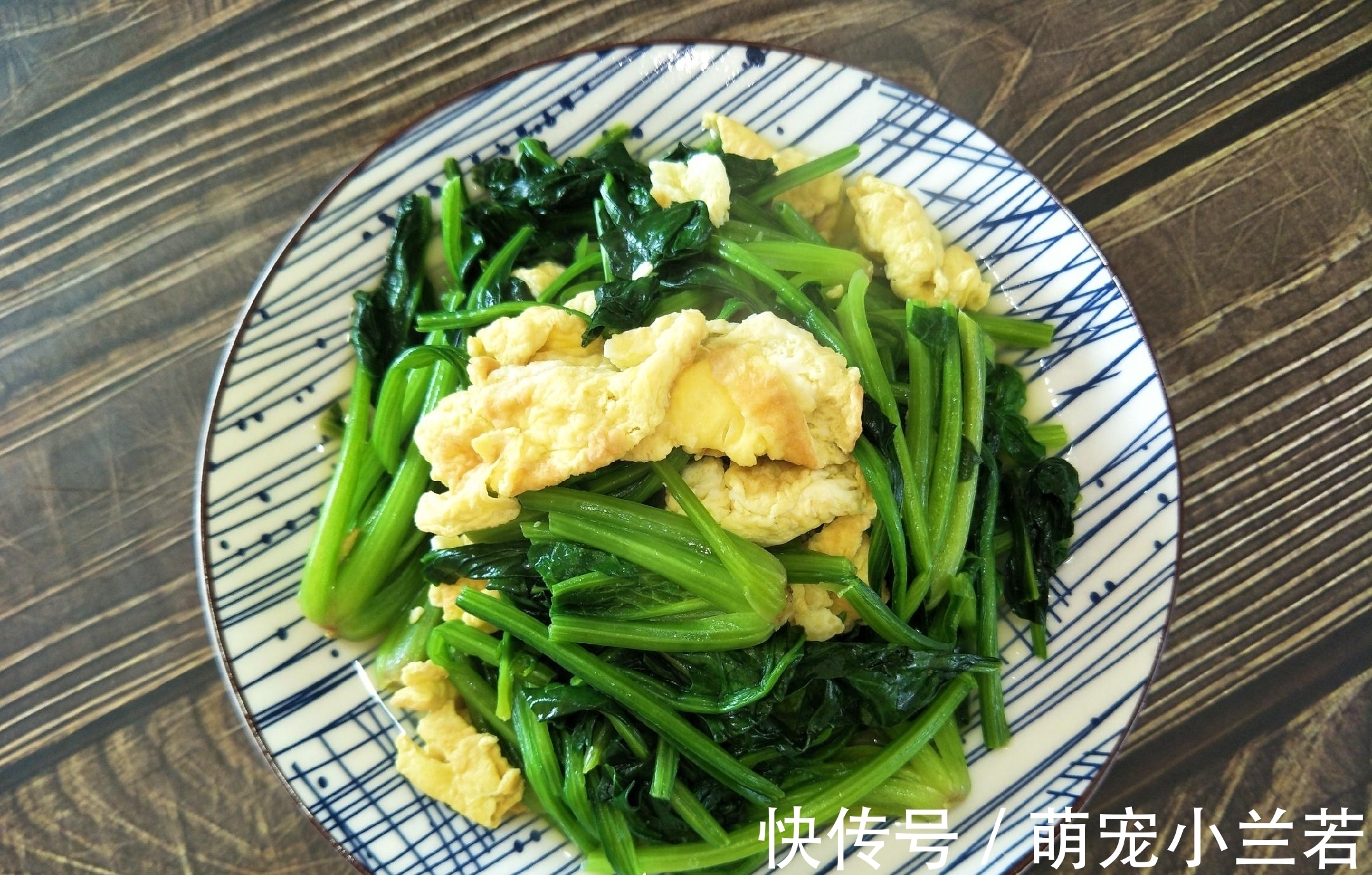 炒菠菜时，需要先焯水吗？教你好吃的做法，菠菜翠绿又入味