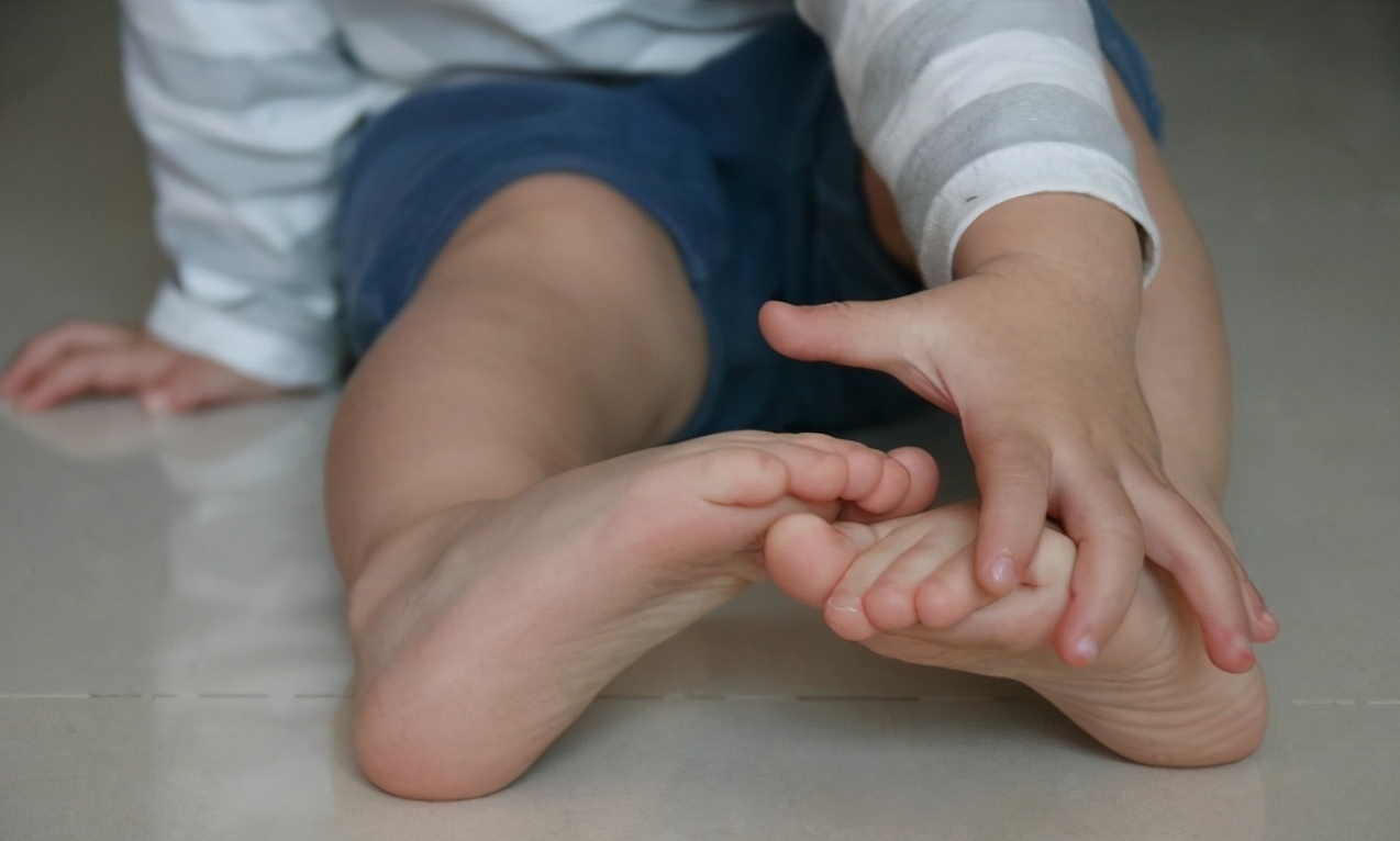 发育|孩子将来是不是“大长腿”,腿上会有明显特征,现在个子矮没关系