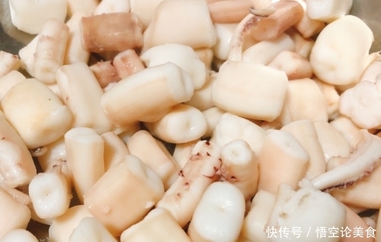 鱿鱼不好吃,那你就错了。这样做鱿鱼会让你的菜吃起来很高端!