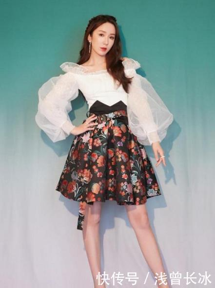 路人街拍:貌美肤白的小姐姐,秀出青春活力范,靓丽又迷人