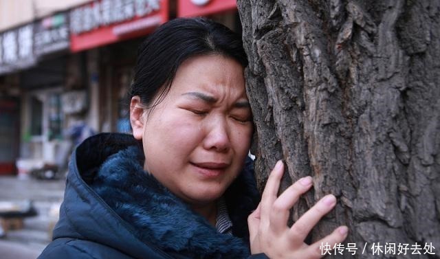 熊孩子|5岁男孩拿别人奶茶喝,妈妈强势护短,女孩的回答让妈妈内心发慌!