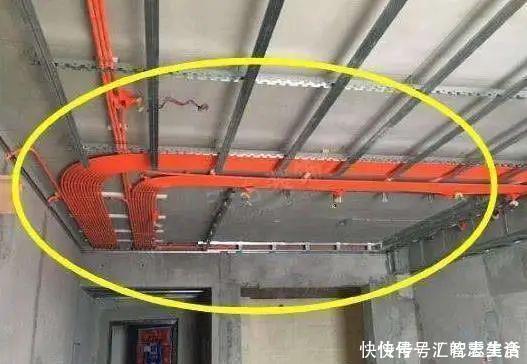 天花板|水电装修不要在地面开槽了，如今流行这样装，老电工一看就夸好