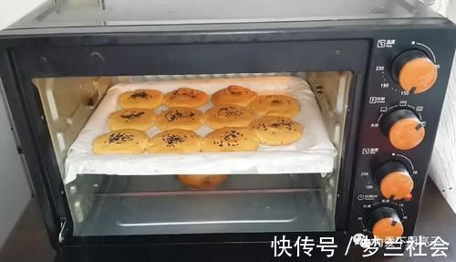 家常自制桃酥做法，烤盘里一放，个个香酥又掉渣，出锅孩子都爱吃