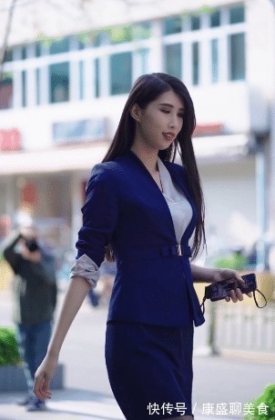 小西装|街拍：气质型的小姐姐，蓝色小西装搭配包臀裙，轻轻一笑太迷人