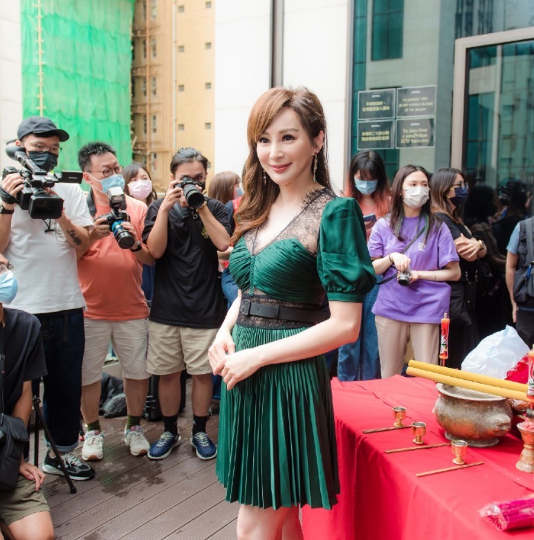 蕾丝|罗霖虽是“阿姨”的年龄,墨绿色连衣裙成熟优雅,气质不输小姑娘