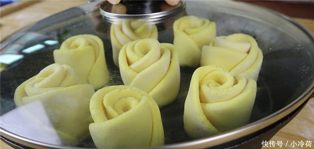 用玉米面做的早餐,咬一口暄软蓬松,做一次3天不起早,太香了