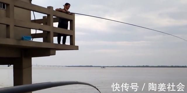 羡慕|钓鱼人苦中作乐,站在二楼钓鱼,网友羡慕又心疼