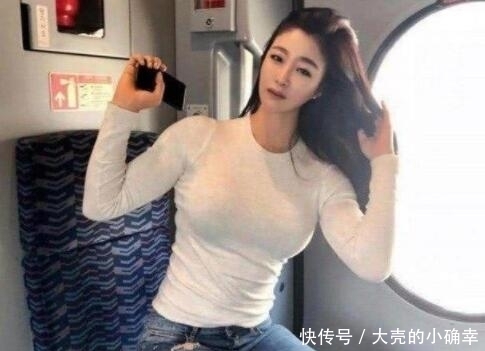 美女|美女街拍:俊美的紧身牛仔裤小姐姐,时尚气质让人着迷!