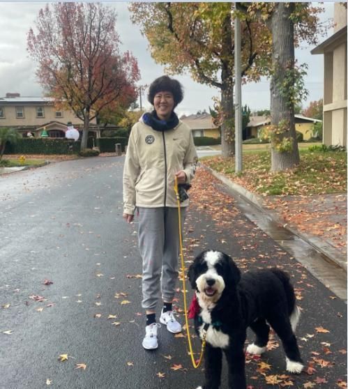 郎导|幸福!郎平61岁生日和女儿美国团聚,共进早餐有说有笑,牵爱犬散步