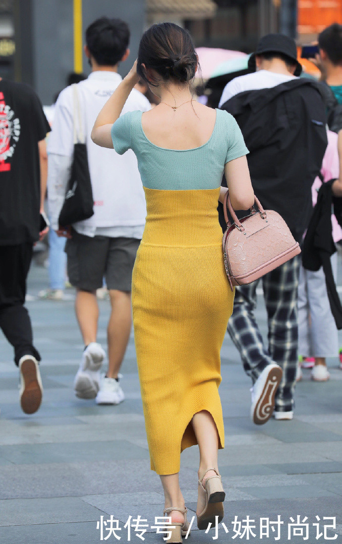 针织|街拍靓丽又舒适的装扮有很多,时尚女生偏爱的还是针织裙