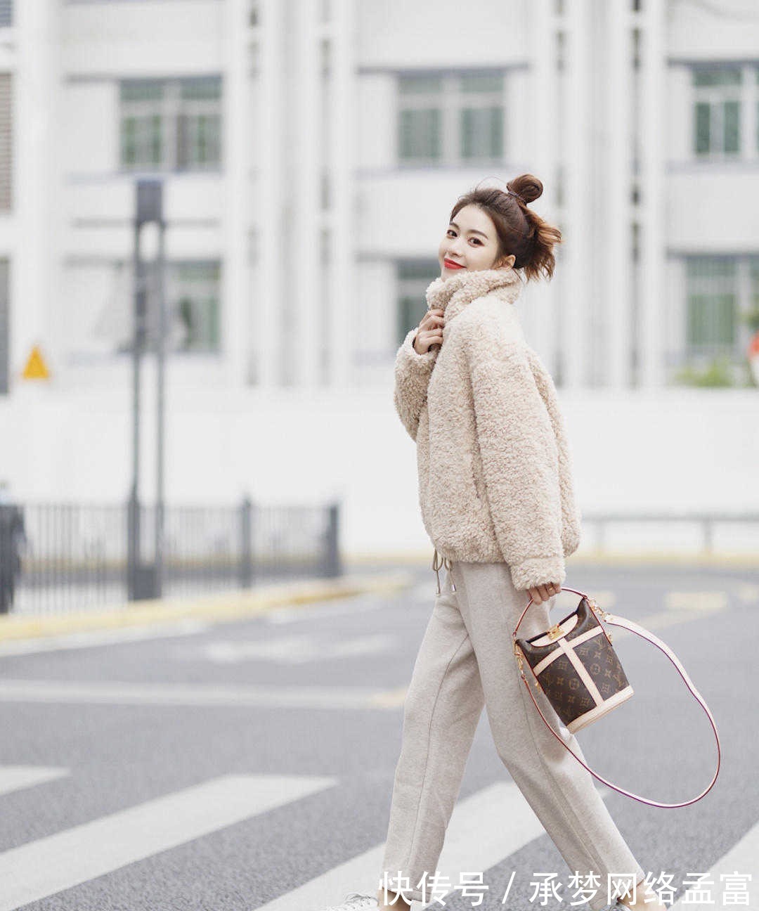 搭配 今年有种火叫杏色穿搭,毛绒外套搭配灰色长裤,高级时髦又显白