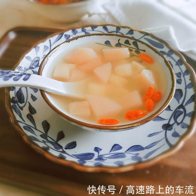 马蹄雪梨甜汤,清甜去火,适合秋冬季节