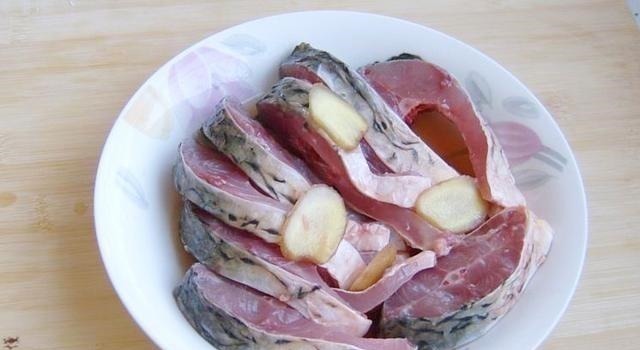 草鱼最过瘾的吃法,比酸菜鱼水煮鱼还好吃,做4斤大鱼,上桌就光