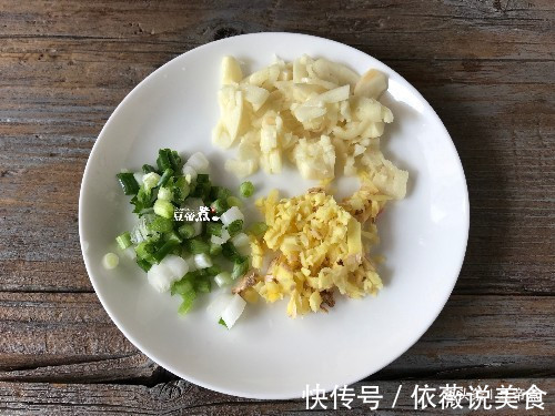 豆腐如此做，外香内嫩，汤汁浓郁，孩子很爱吃，连吃两天还不腻