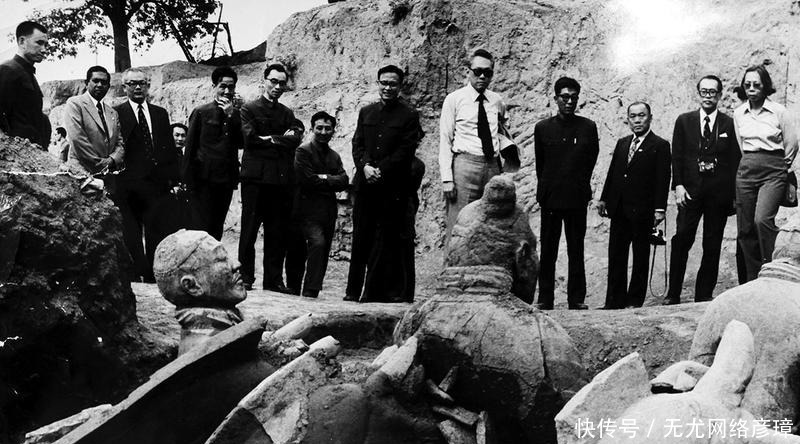 兵马俑中,专家发现被压弯千年的青铜剑,刚拿出来剑身竟立马弹直