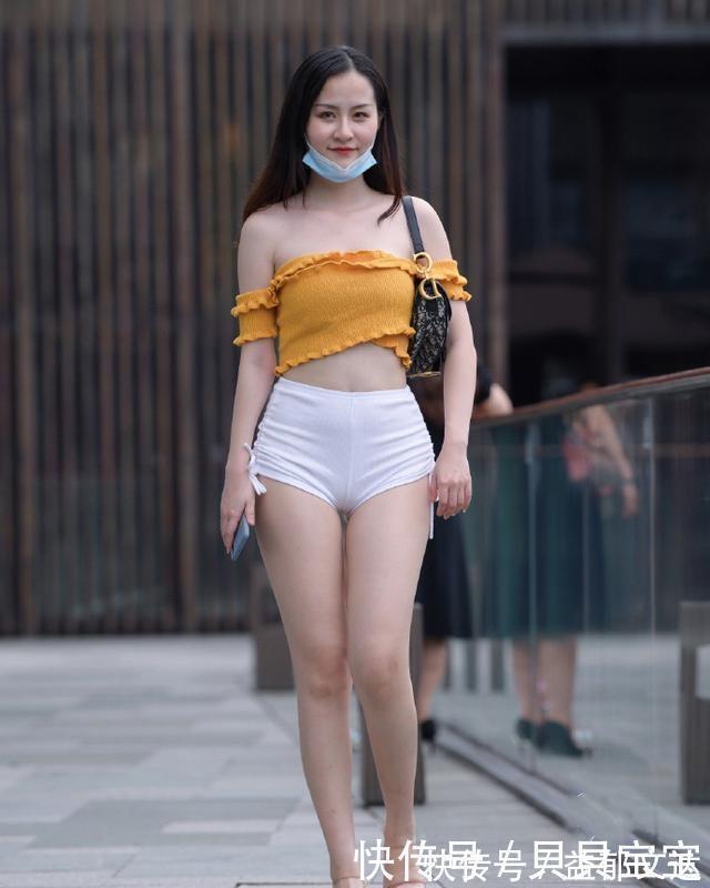 小蛮腰 美女选择黑色丝袜搭配短靴，简单时尚