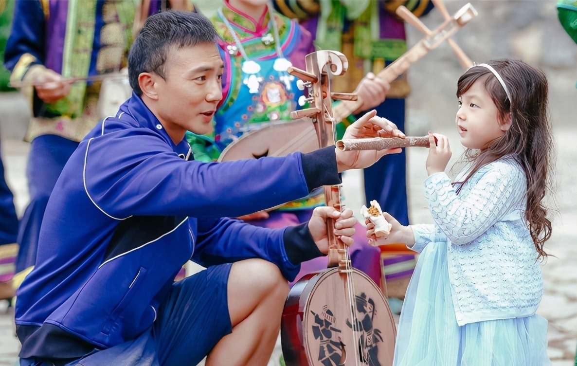 小棉袄|“偏心”爸爸火了,忽视儿子给女儿喂葡萄,儿子:我是空气吗?