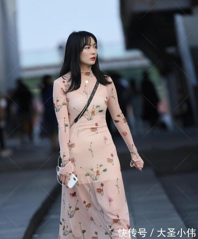 时装设计|美女街拍:裙子单穿背心太单调?试着加长款,叠穿看起来不错