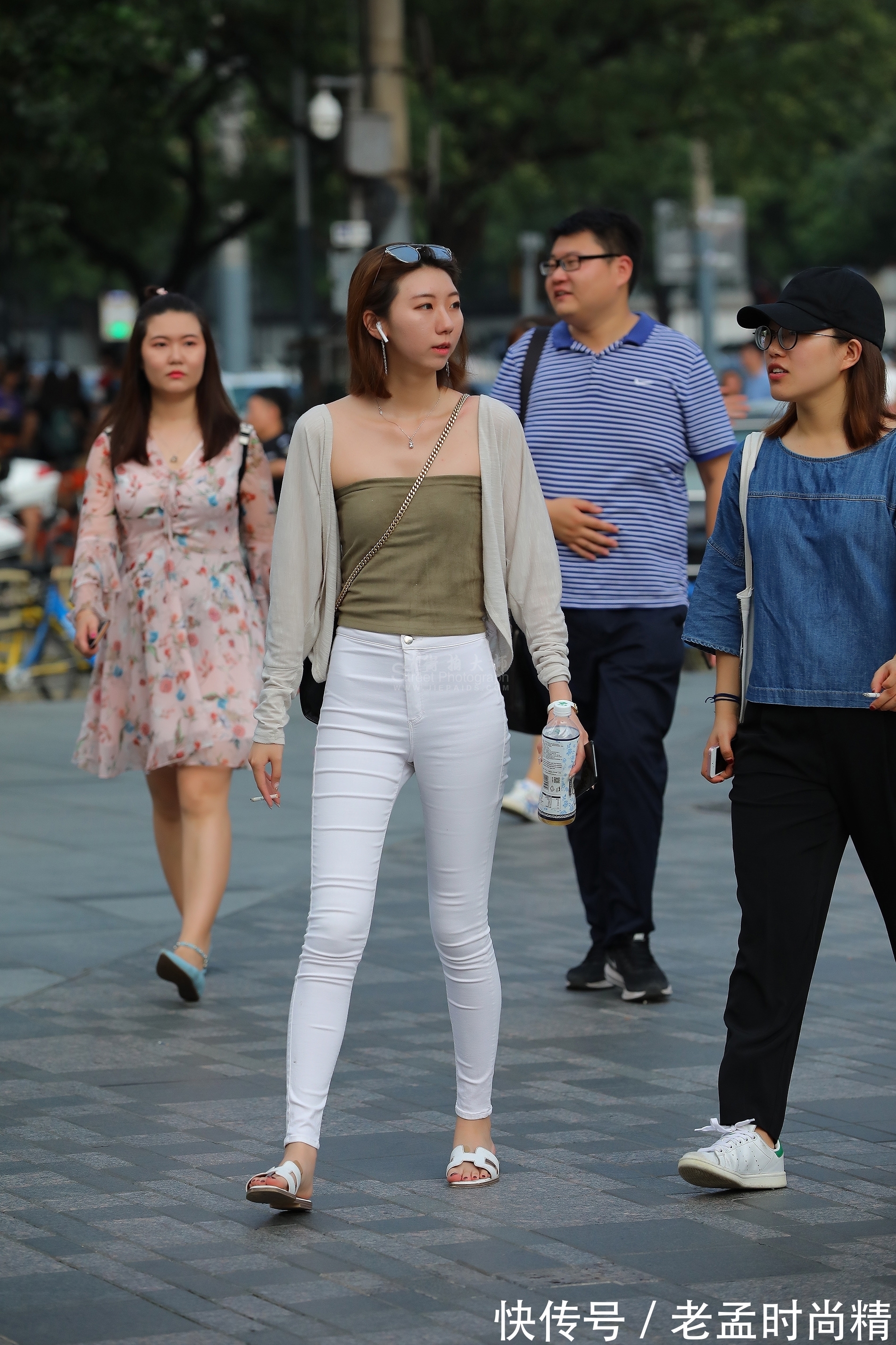 小姐姐|街拍:品味不俗的少妇,体态丰盈艳若桃李!