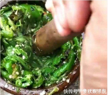 朋友|朋友来做客,家里只有辣椒,简单处理后,朋友都吃“嗨”了!