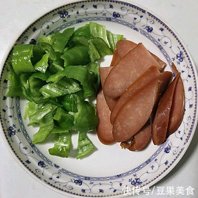 这道极简的美味辣椒炒火腿美味下饭，连着吃都不腻