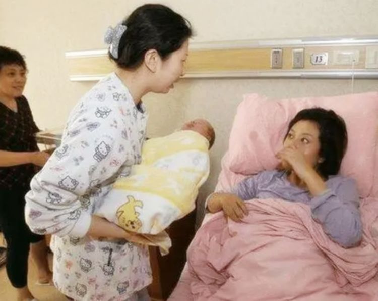 大一|大一新生放暑假回家,发现爸妈趁自己不在,生了个小18岁的二胎