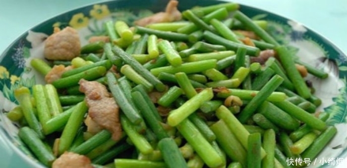  不焯水，不浸泡，不直接炒，蒜薹下锅前多这一步，炒好才鲜绿美味