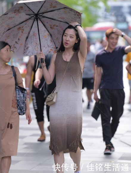 气质|渐变色的无袖裙就是美,纱网材质在夏季清爽又有轻熟气质