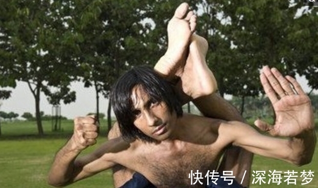 男孩|印度男孩胳膊能够绕到身体后面,韧性极强的“橡胶人”,厉害了