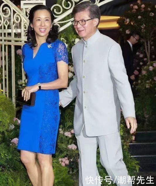 黄黑皮 朱玲玲奶奶年纪也时髦,蕾丝裙外面套马甲,有皱纹也藏不住贵妇范