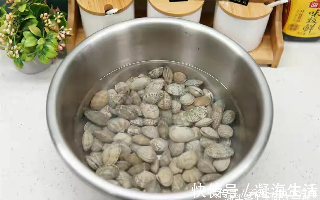 泥沙|清洗花蛤，不要只加盐，老渔民教你几招，花蛤疯狂吐沙，停不下来