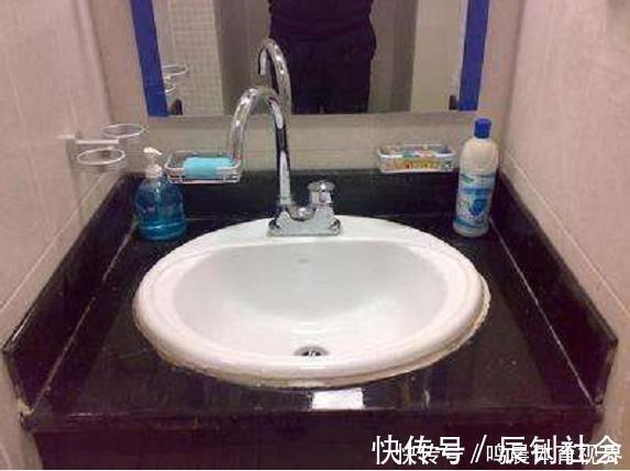 水槽处、马桶边老是发黑长霉？教你这样做，方法简单洁净如新