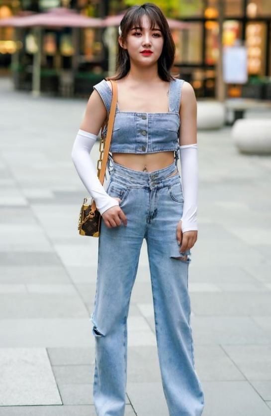 穿搭|潮流“露胃装”搭经典牛仔裤,时尚美丽不闷热,尽显俏皮可爱