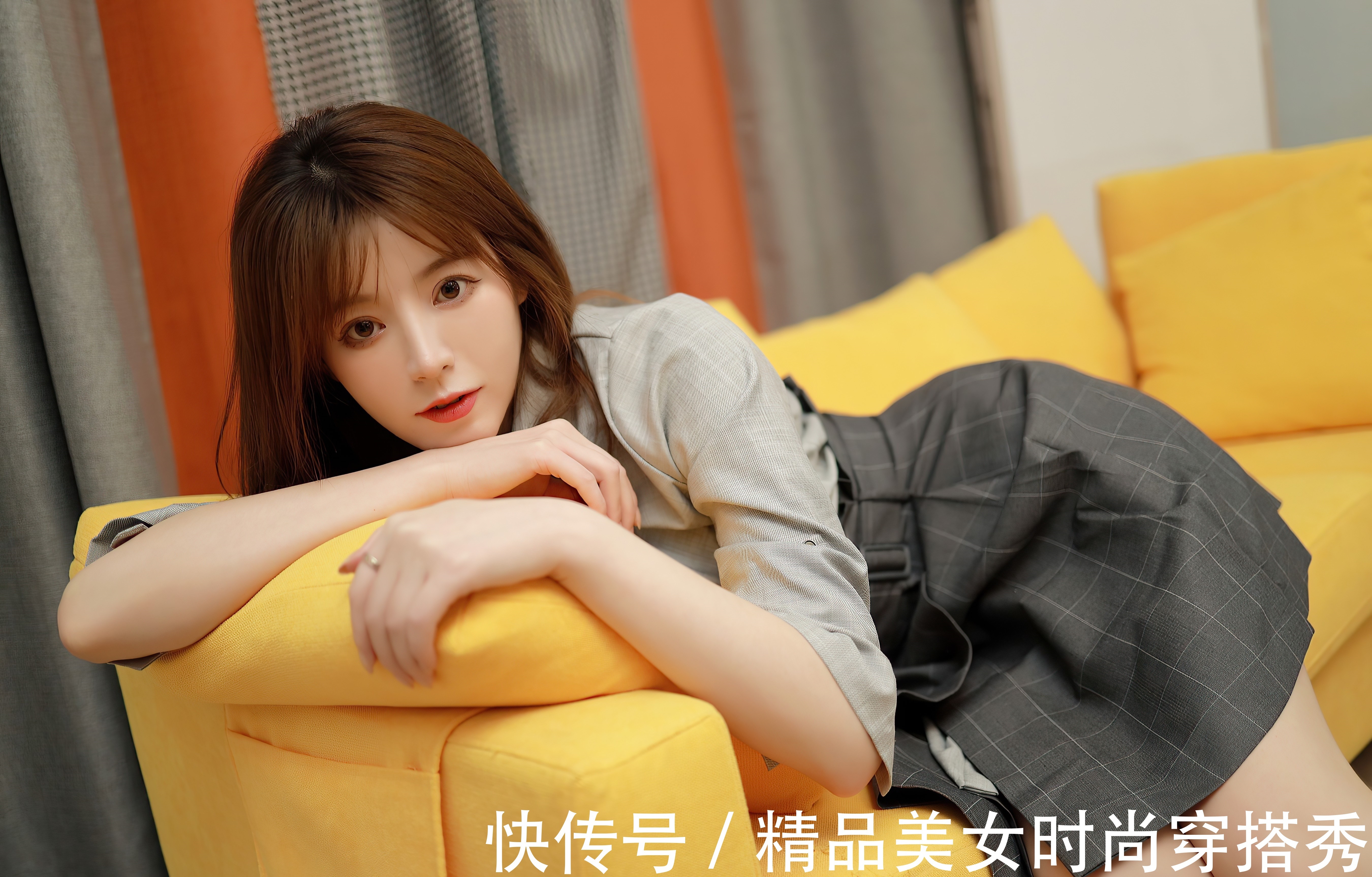 穿搭|麻灰色的衬衫搭配深灰色格子裙,甜美优雅又不失职业范