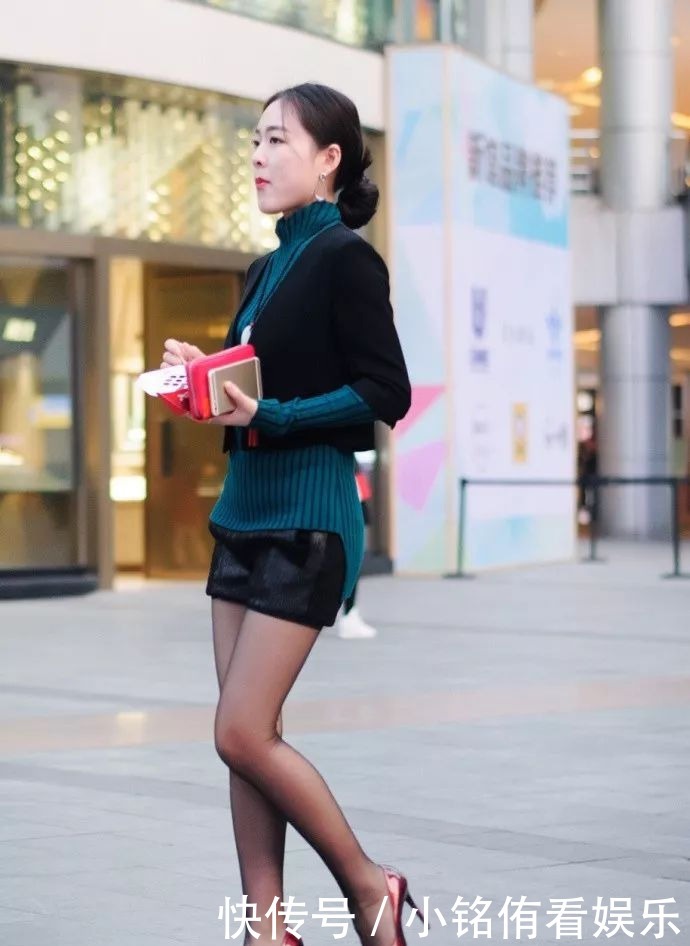 高跟鞋|美女脚上穿着一双星星点点的尖头高跟鞋,带着气质显得更加的优雅