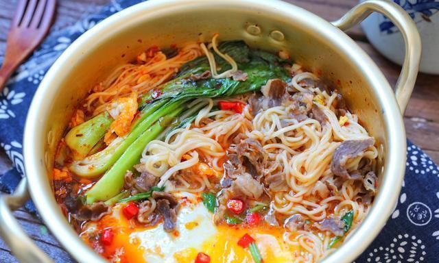 从头|适合冬季吃的面条,有肉有菜还有蛋,一碗下肚从头暖到脚,真舒服