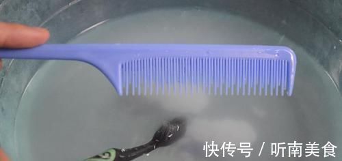 把牙膏涂抹在梳子上太实用了，我也是今天刚知道，看完尽快提醒家人