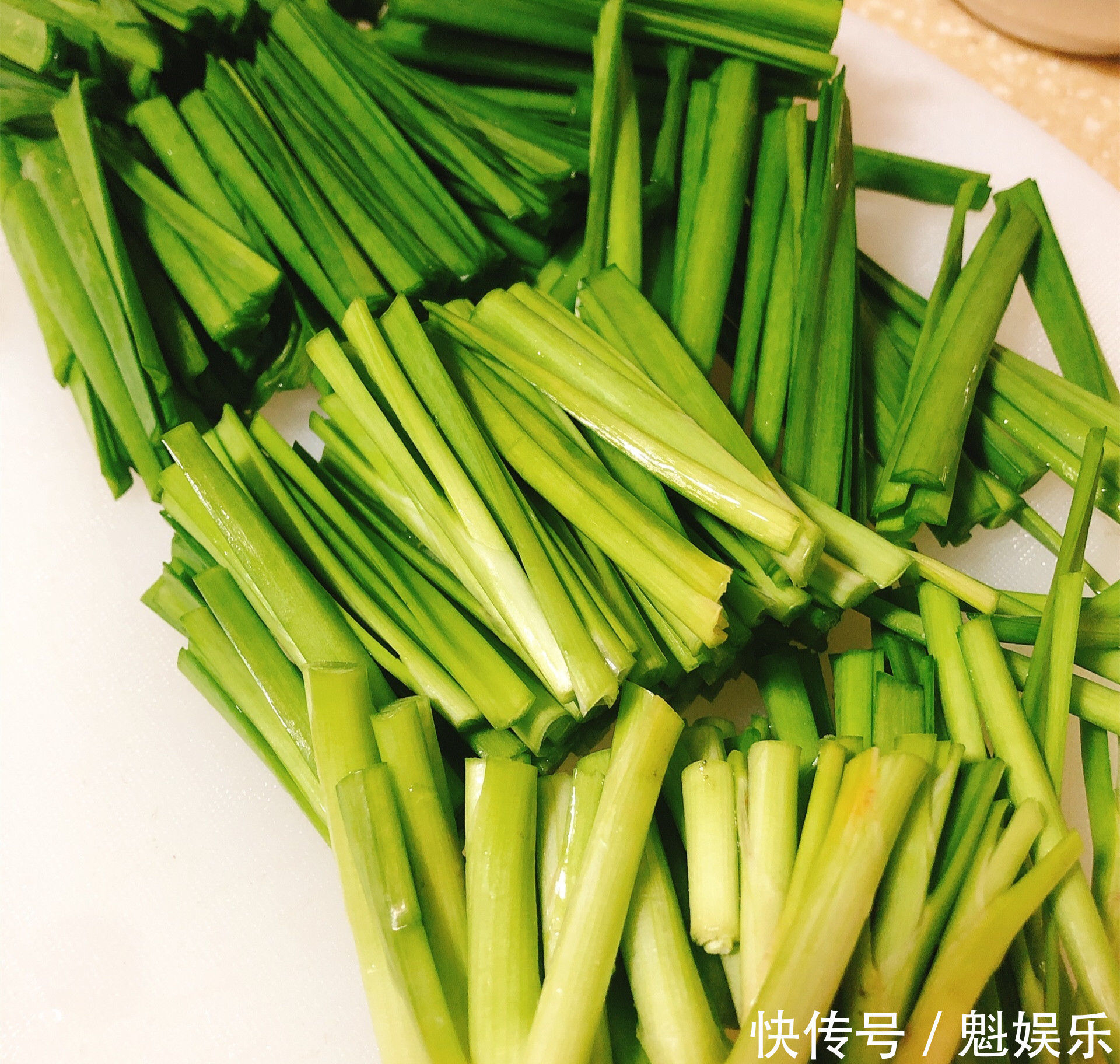 香喷喷的韭菜炒虾米,小孩子长身体要多吃,开胃又营养