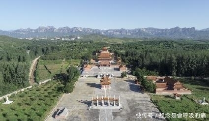 相隔|光绪和溥仪的墓地 仅相隔200米, 一个气势恢宏, 一个是小坟包