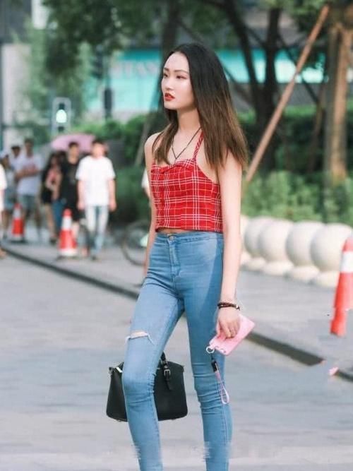 小姐姐|街拍美女：活泼的小姐姐，吊带背心搭配牛仔裤，清新温柔的淑女范