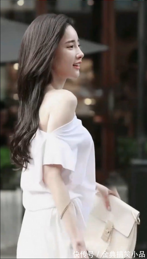 s曲线 偶遇网红潘南奎,清纯白色穿搭美丽如初,甜美一笑太迷人