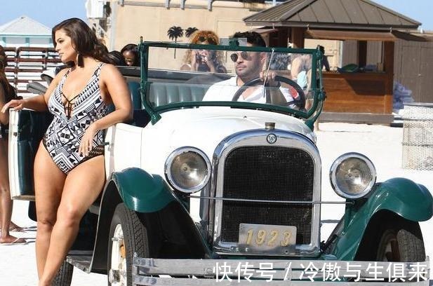 vogue|170斤也能走T台大码超模艾什莉,胯宽腿粗,魅力却不输Gigi!