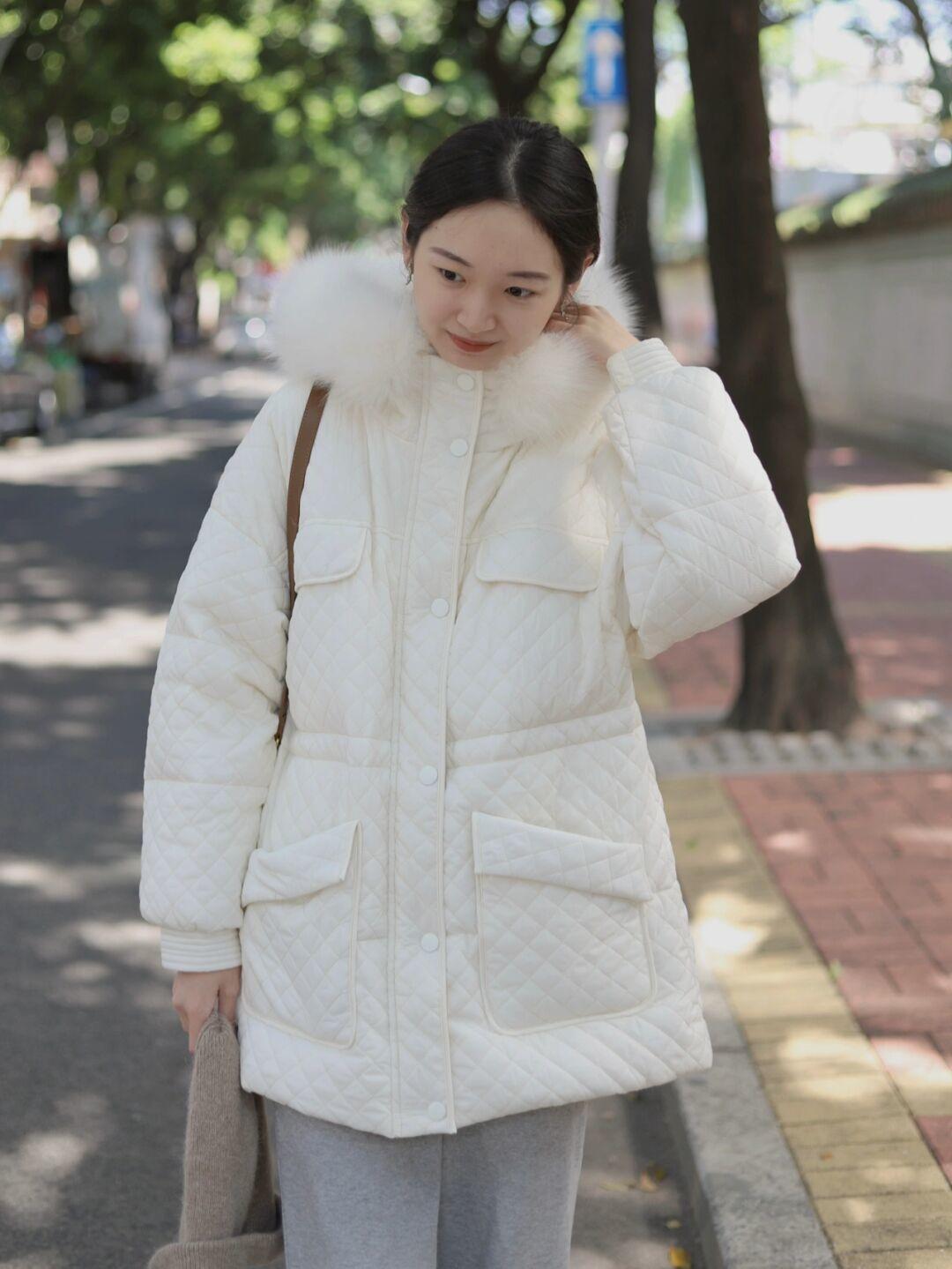 牛仔裤 普通女生也能够穿出时尚感,浅紫色短款羽绒服+怀旧感牛仔裤,干净又整洁!