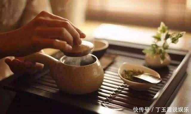 喝茶|泡茶时到底要不要洗茶?洗茶能洗去“脏东西”吗?听听老茶客咋说
