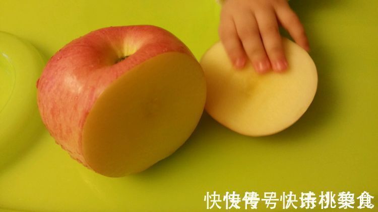 锻炼|榨成汁、切成块?1岁以下宝宝吃水果三不要,这样做有营养还防噎