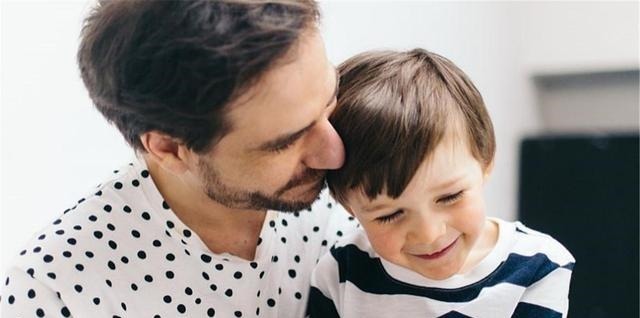 爸爸们|爸爸第一次去幼儿园接娃,老师一脸警惕,爸爸:我真是他爸