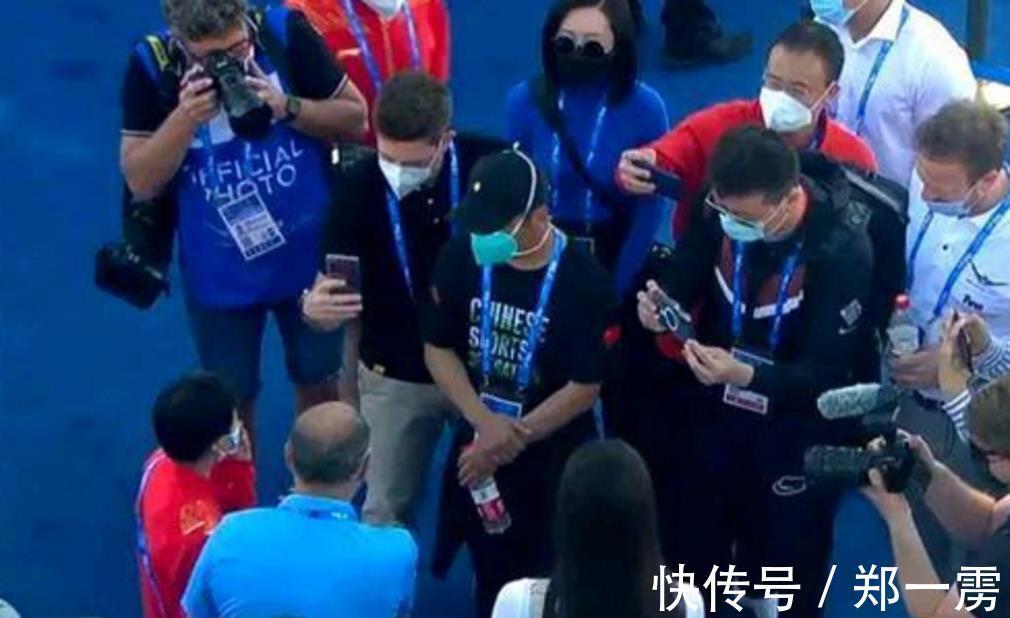 中国跳水队|全红婵业务娴熟!赛后被记者团团包围,红姐对答如流游刃有余
