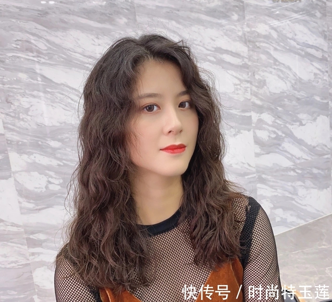 洋气 今年秋冬发型别乱剪,18款洋气烫发送给你,无论胖瘦都适合