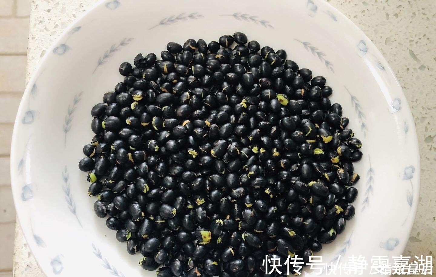 黑豆粥|除了做豆浆和熬粥,黑豆的这种吃法简单还好吃,一天一勺特省事